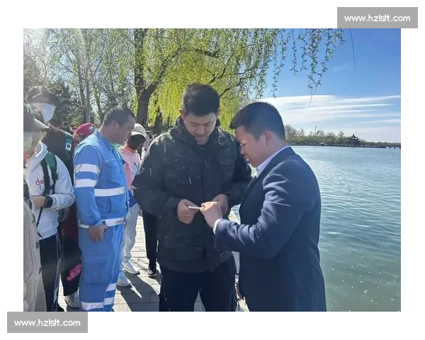 颐和园 “打捞神器” 3 分钟捞起落水手机 游客惊喜发现仍可使用